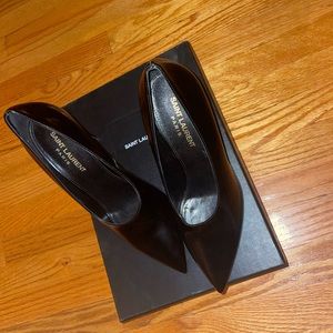 Black patent leather Saint Laurent Teddy 105 Pumps. Comes with box & dust bags.